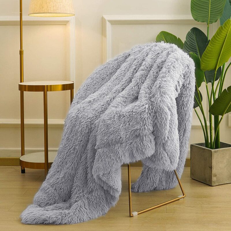 plaid canape en fausse fourrure gris clair