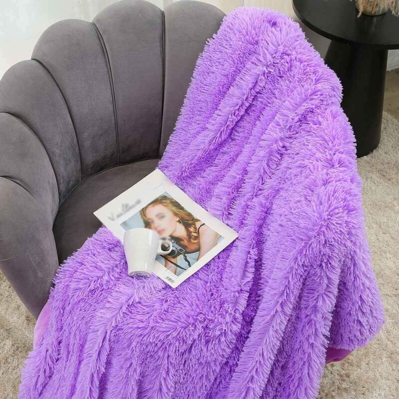 plaid canape en fausse fourrure violet 2